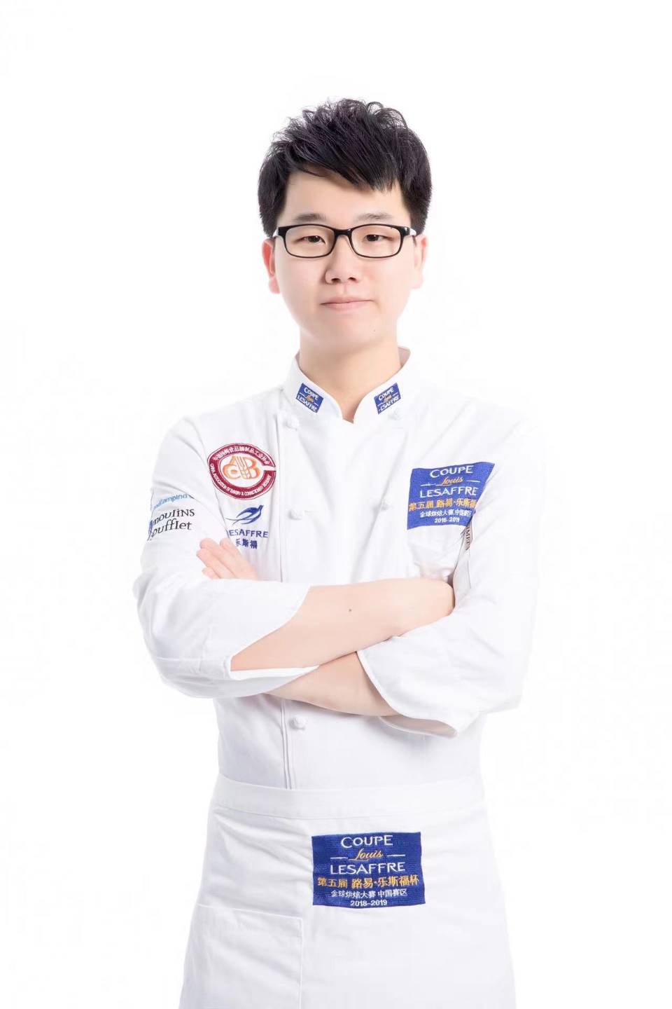 龚鑫02为国争光背后"最多的时候一天训练16个小时以上"事实上,龚鑫在